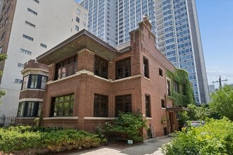 Building Photo - 717 W Junior Terrace