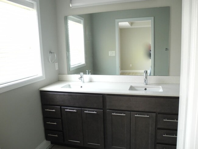 Building Photo - Extraordinary Townhome in Carbondale's South West