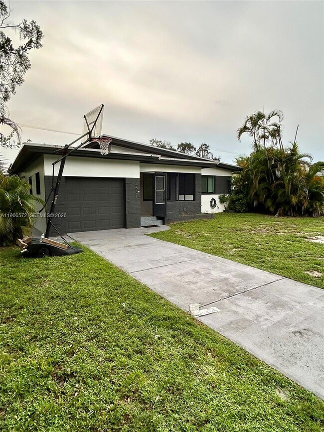 Building Photo - 2631 Roosevelt St