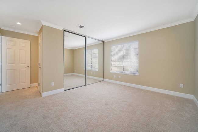 Building Photo - Updated 2 bed/2 bath Condo in Crestview Avaliable NOW!!! - $2,800/mo