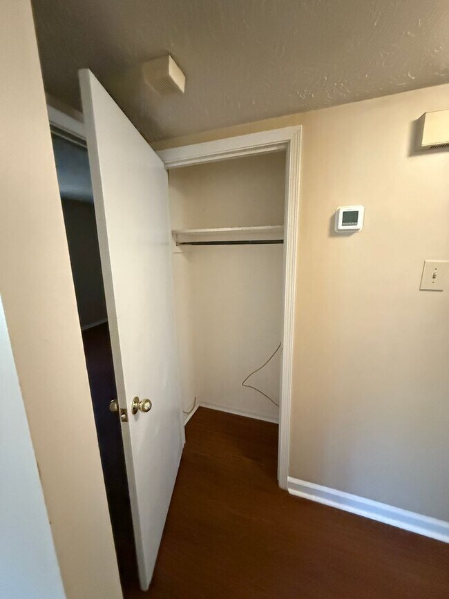 Building Photo - SELF TOURING AVAILABLE - Nice House with F...