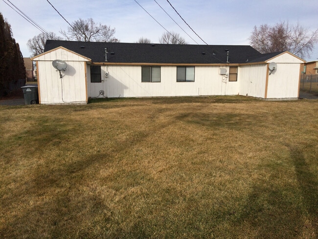 Building Photo - Duplex For Rent / WSG INCLUDED!!!