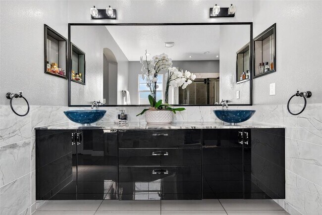 Building Photo - 8111 Santa Rosa Ct