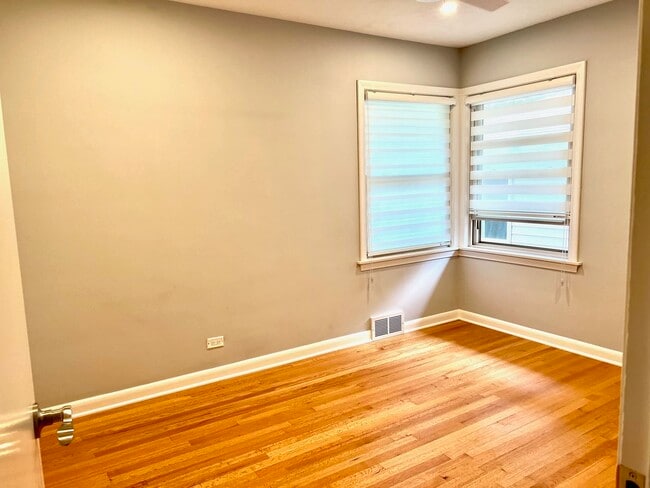 Building Photo - 835 S La Londe Ave
