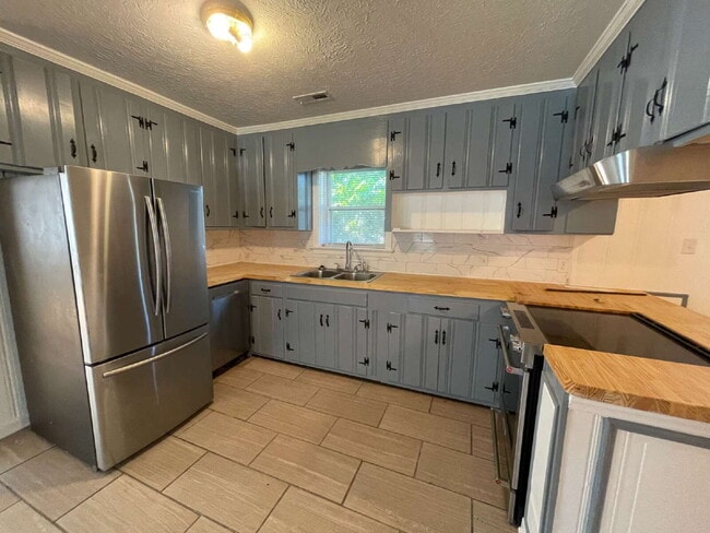 Building Photo - SPACIOUS BRICK RANCH in GOLDSBORO! 4 BR, 2 BA - FENCED-IN YARD *Convenient to SJAFB*