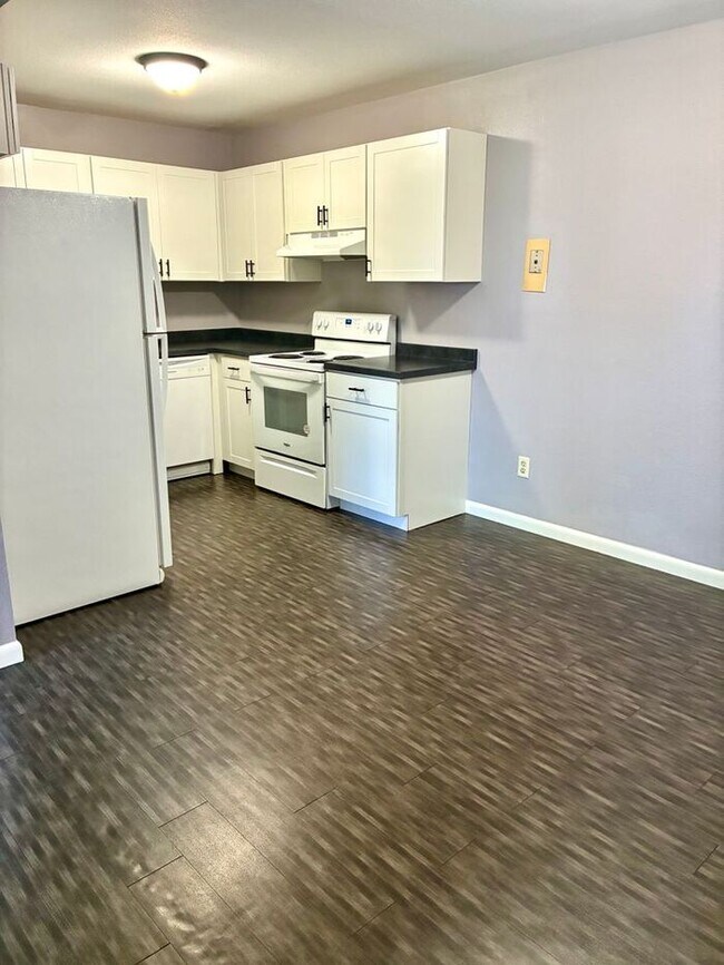 Building Photo - Great Two Bedroom, One Bath Apartments for Rent in East Loveland!  2 Weeks Free, Flexible lease t...