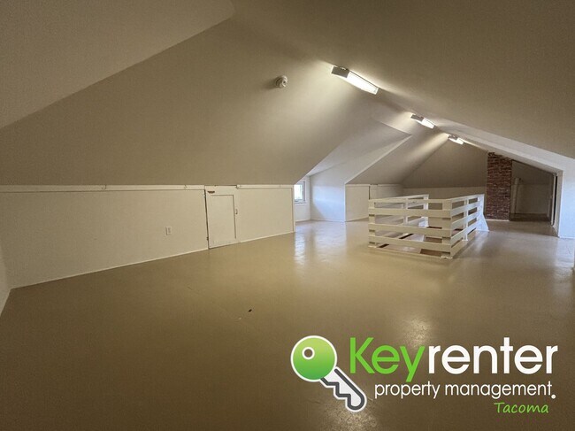 Building Photo - Spacious Craftsman in Lincoln District wit...