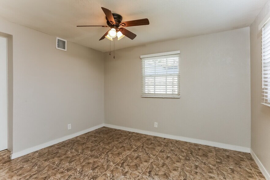 Building Photo - 6020 NE 3rd Terrace