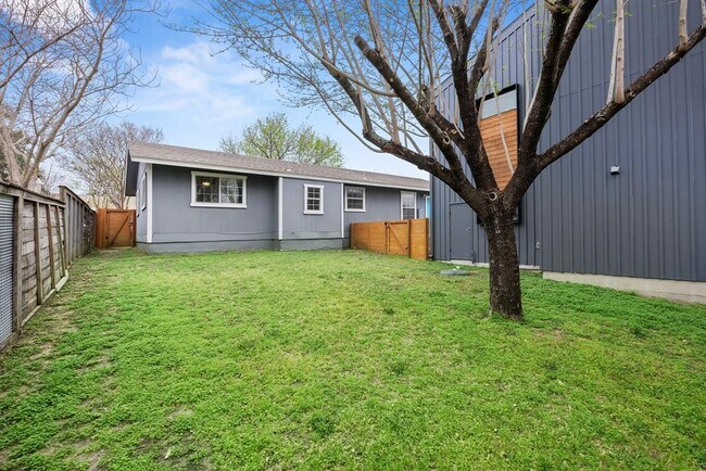 Building Photo - 1111 Lawson Ln