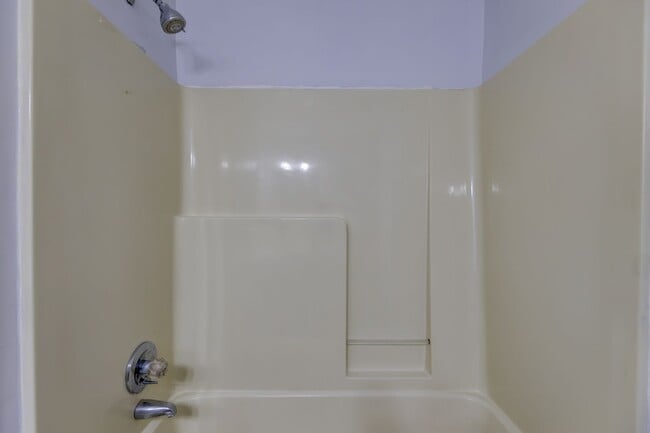 Building Photo - 204 Bob White Dr