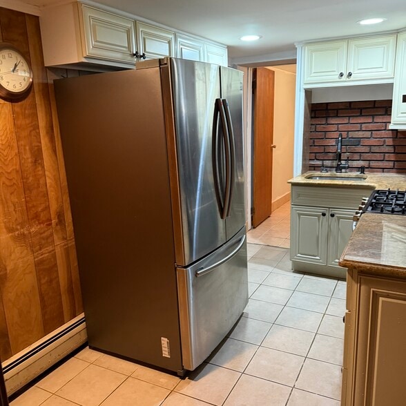 Building Photo - 458 Midland Ave