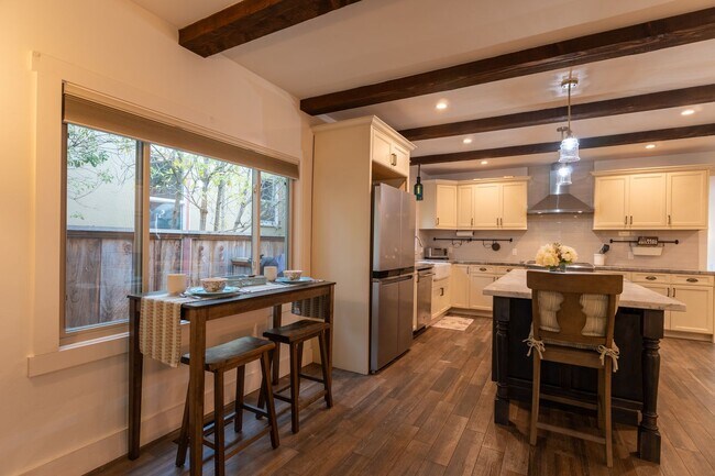 Building Photo - Forest Avenue Hideaway