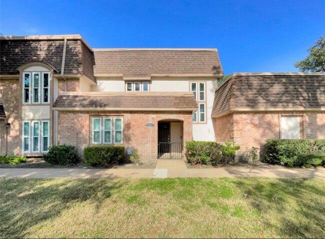 Building Photo - 2805 Cambridge Ln