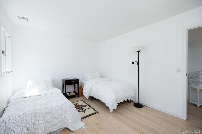 Building Photo - 371 S River Rd