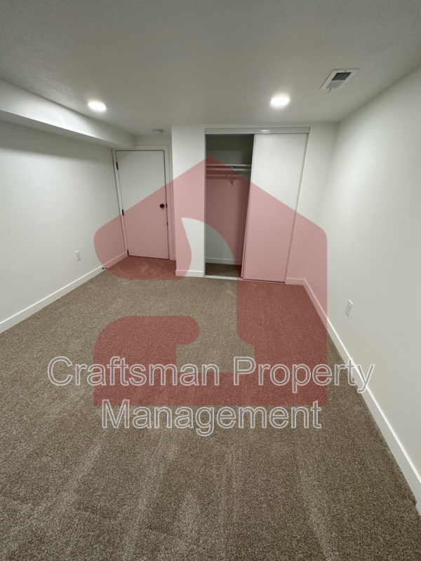 Building Photo - 2697 Glenmare St