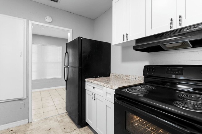 Building Photo - Spacious 3bdrm/1bath House $1995.00 ** Fen...