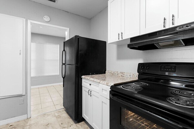 Building Photo - Spacious 3bdrm/1bath House $2295.00 ** Fen...