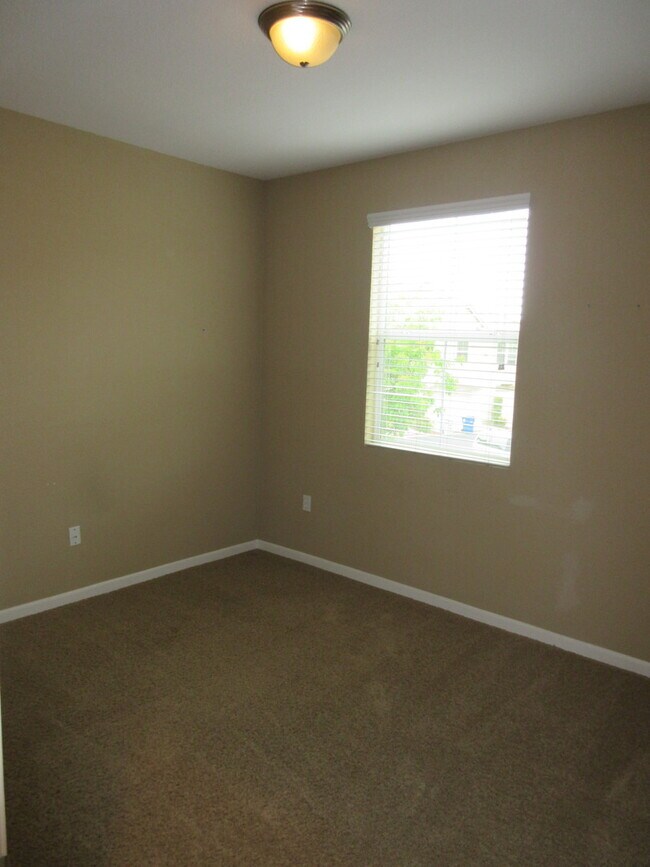 Building Photo - Updated Condo with Balcony in the Rivage at The Parkway