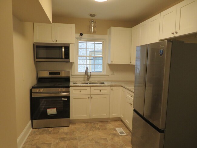 Building Photo - Newly renovated and updated home in Historic Petersburg.