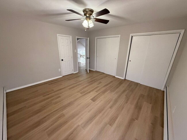 Building Photo - Townhome features 3 bedrooms and 2 bathroo...