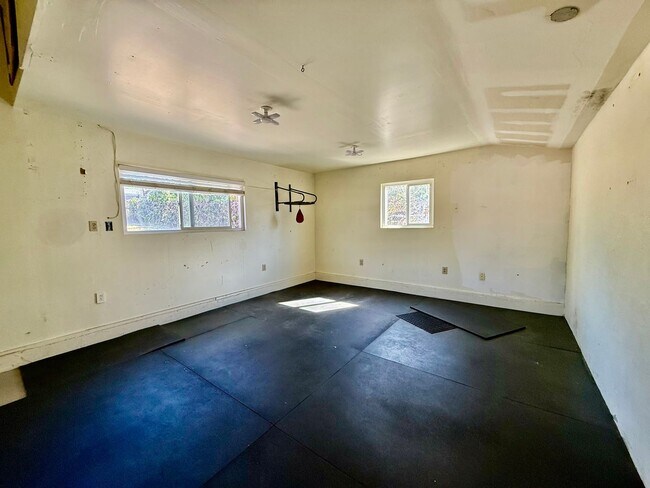 Building Photo - Great home available NOW