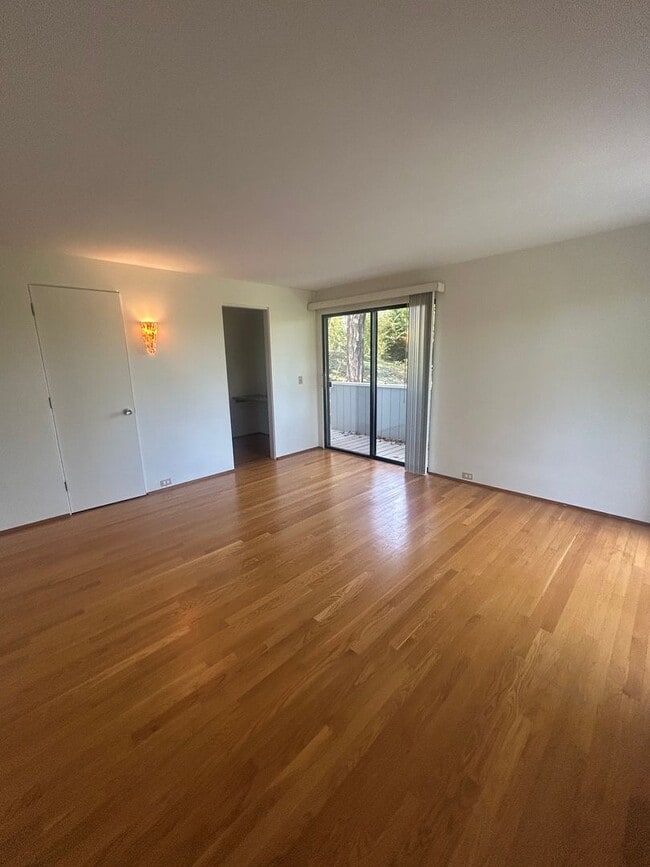 Building Photo - 3 bed, 2 1/2 bath house