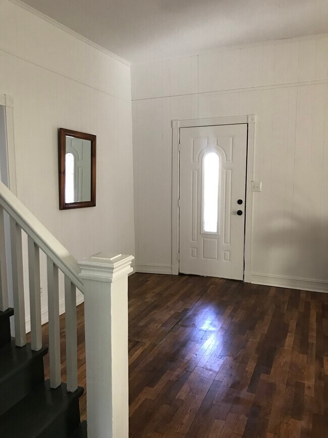 Livingroom - 903 Ward St