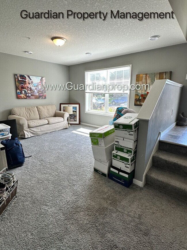 Building Photo - Champlin Town Home, Fireplace, 2 Car Garag...