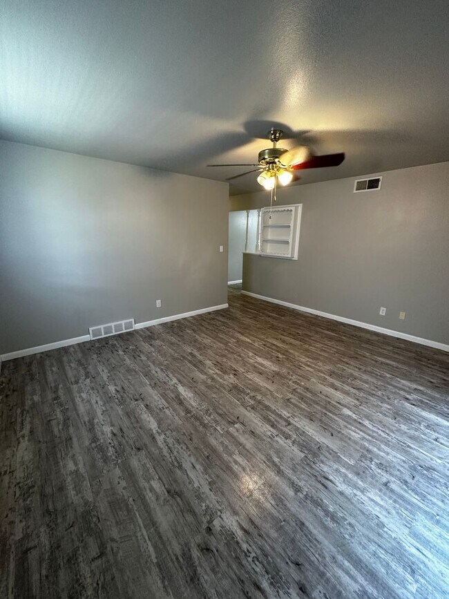 Building Photo - Great 3 bd/1.5 ba Home - Lots of Built-in Storage