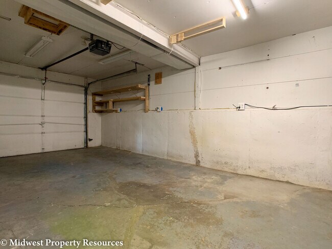 Building Photo - Spacious Home 3 Bedroom w/Fin basement for...