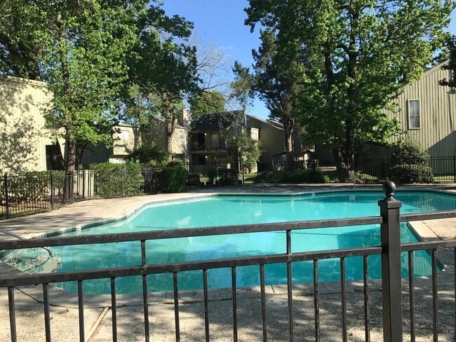 Building Photo - 2 Bed/2 Bath Condo - Spacious, Bright, Clo...