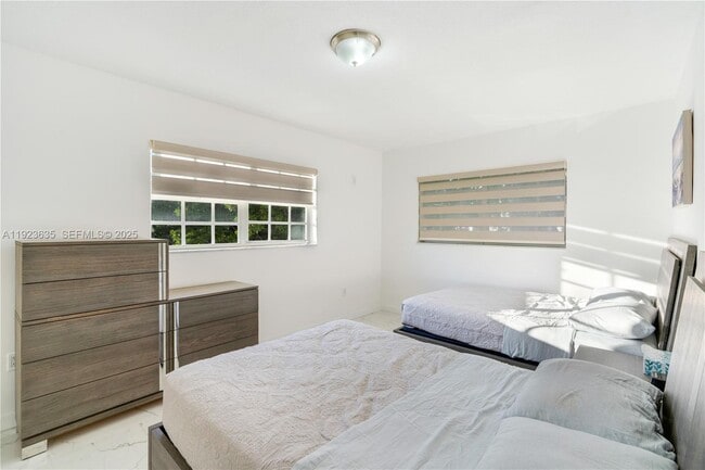 Building Photo - 9167 Harding Ave