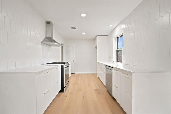 Building Photo - 1319 Rocky Creek Dr