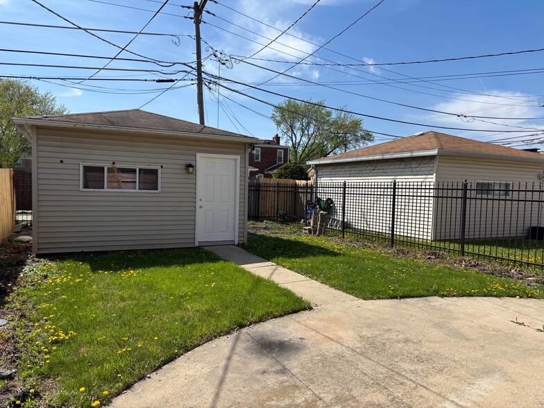 Building Photo - 6736 N Kimball Ave