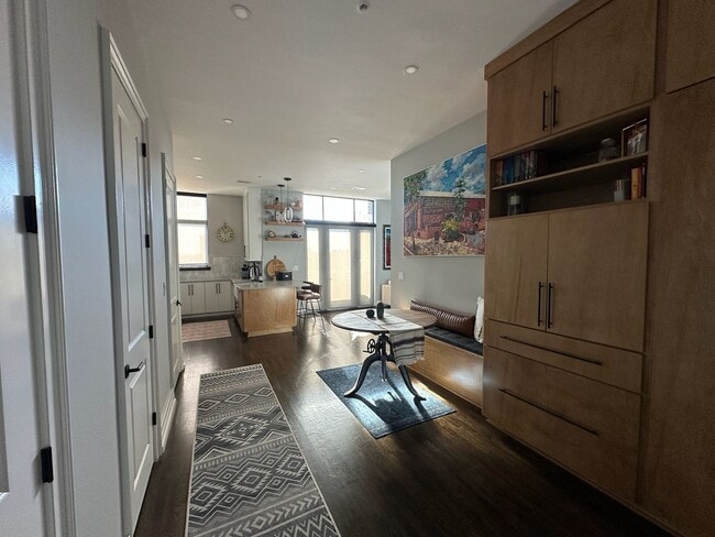 Building Photo - Beautiful 1 Bedroom 1.5 Bath Condo in down...