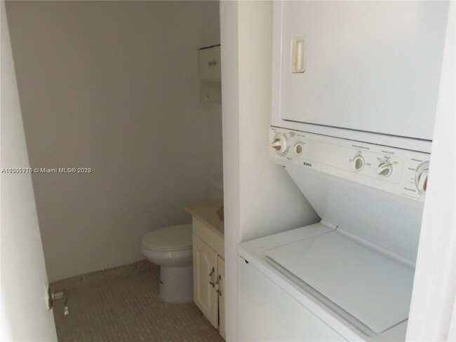 Building Photo - 4156 Inverrary Dr