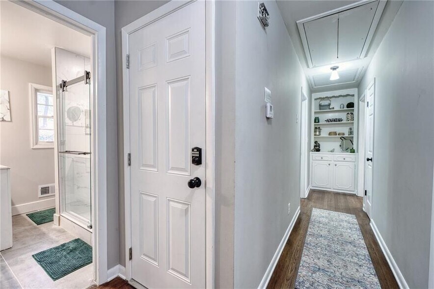 Building Photo - 2418 Brookdale Dr NE