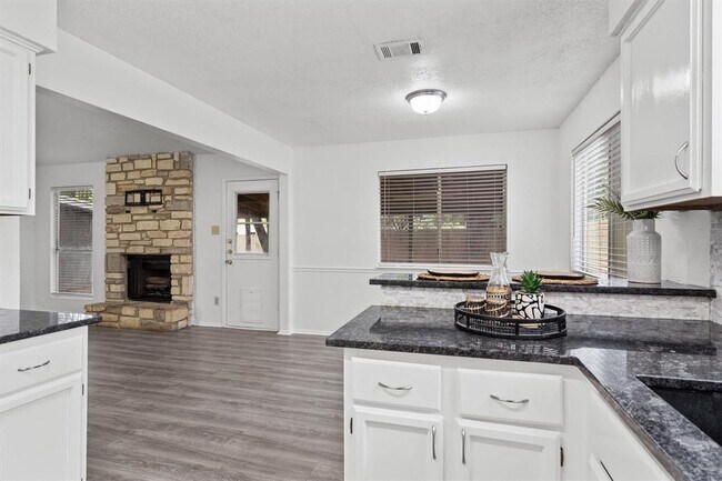 Building Photo - 701 Riverwood Dr
