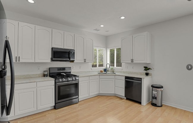 Building Photo - Long Realty & Property Management - Well Maintained 4 Bedroom Home in East Aurora