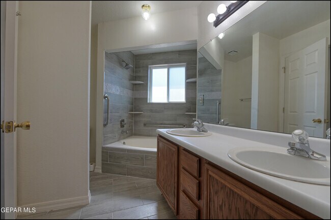 Building Photo - 129 Torrey Pines Dr