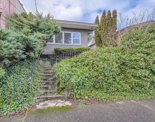 Building Photo - Amazing Open-Concept 1 Bedroom with Skylight in the Heart of Madison Park!