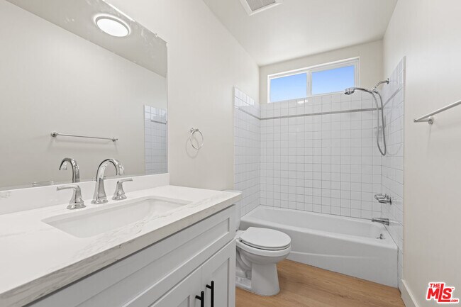 Building Photo - 635 Westmount Dr