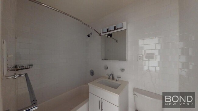 Building Photo - 240 E 82nd St