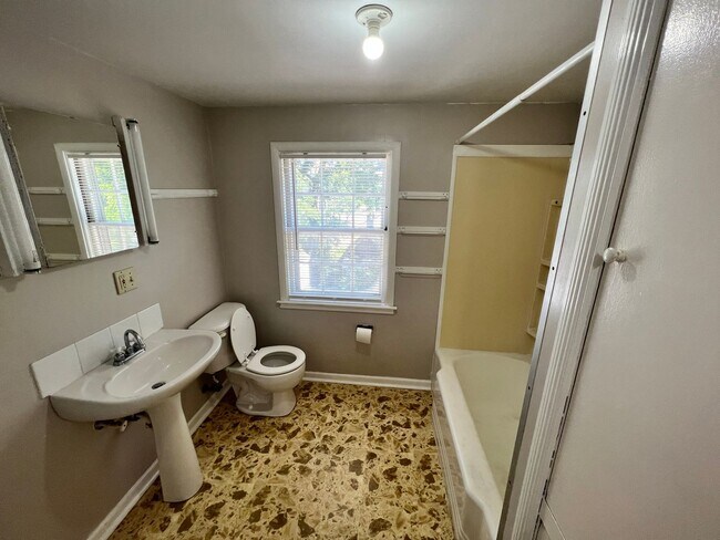 Building Photo - Beautiful 5 Bed House Perfectly Located Just 1 block from KSU!