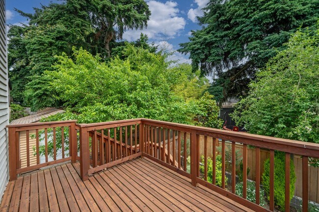 Building Photo - 3-Story Greenlake Home - Private Yard and ...
