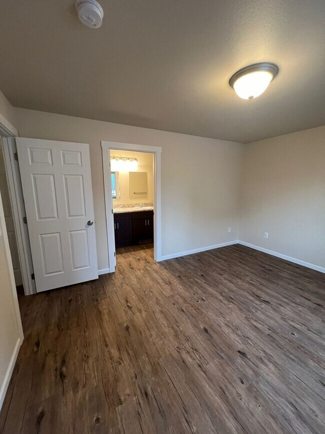 Building Photo - 3 Bedroom Charming Duplex