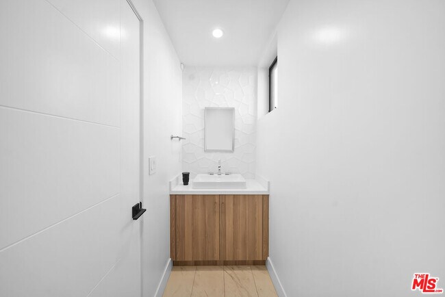 Building Photo - 733 N Gramercy Pl