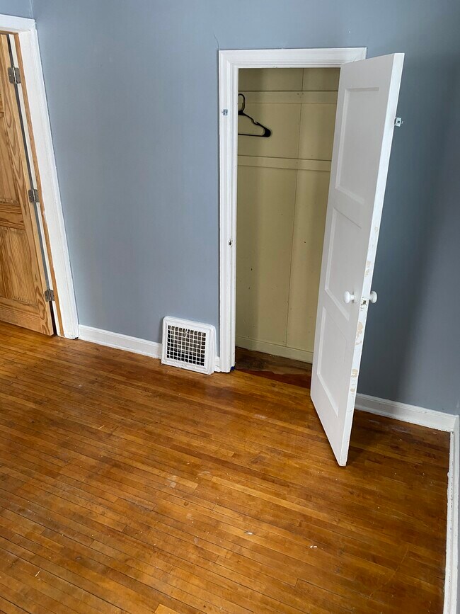 Building Photo - 229 Broadway St E