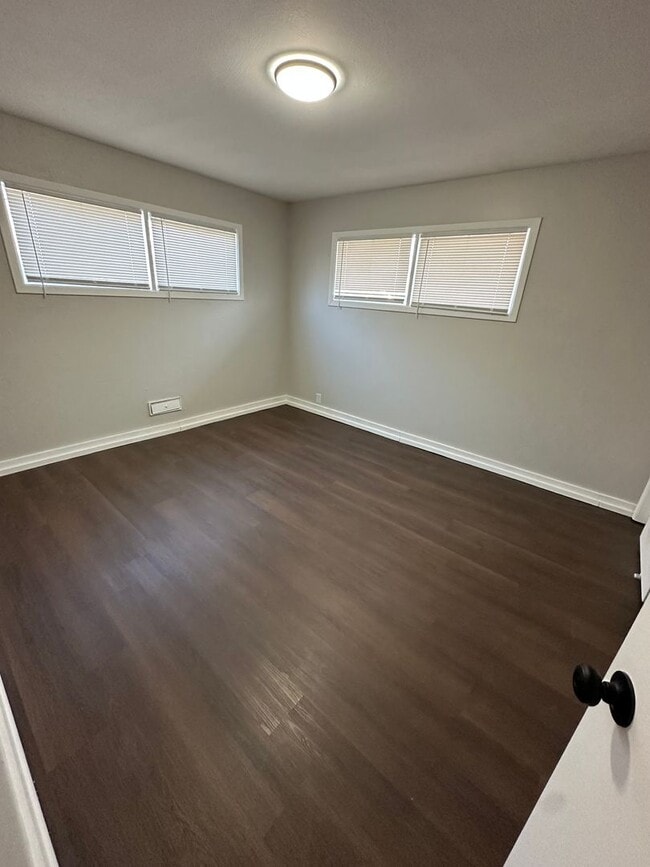 Building Photo - 4 bed 1 bath