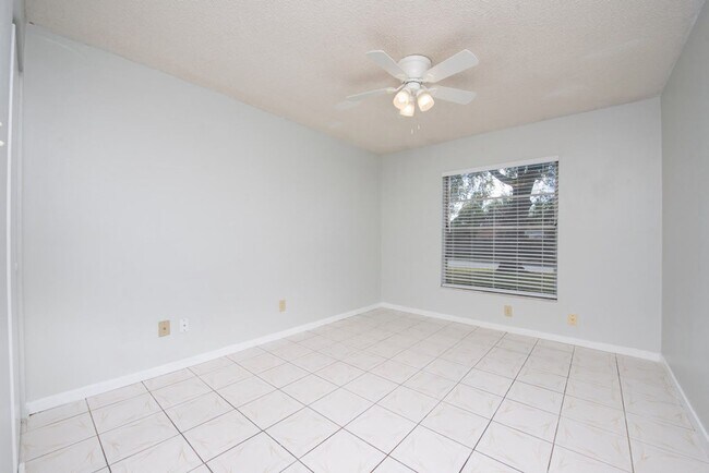 Building Photo - Cute 4/2 House In Buenaventura Lakes for Rent
